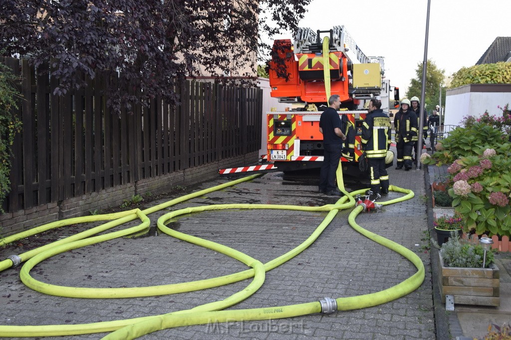 Feuer 2 Vollbrand Reihenhaus Roggendorf Berrischstr P037.JPG - Miklos Laubert